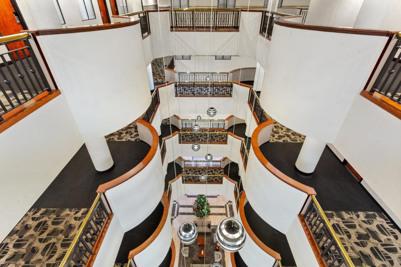 Wyndham Garden Baronne Plaza Hotel New Orleans Exterior photo