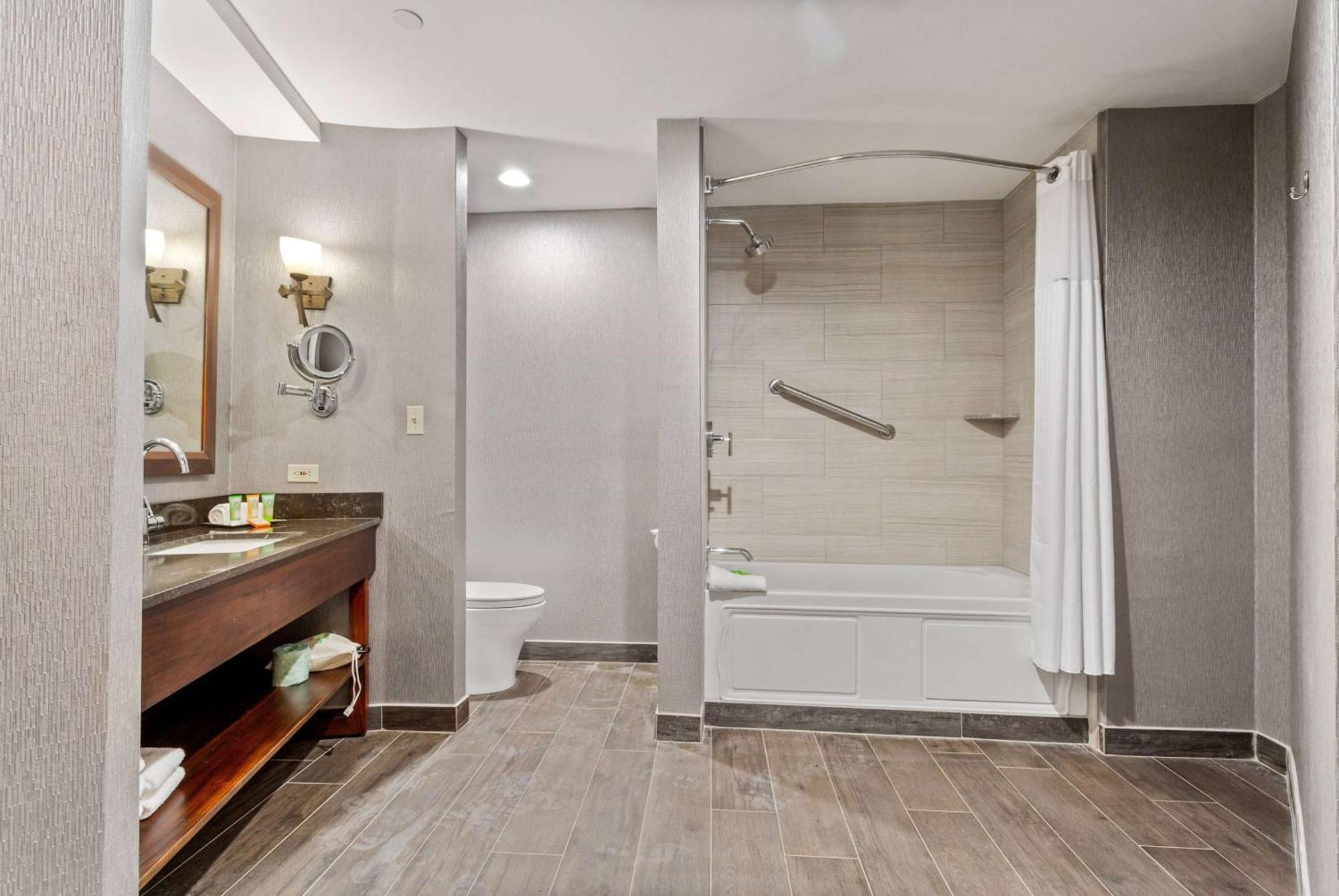 Wyndham Garden Baronne Plaza Hotel New Orleans Exterior photo